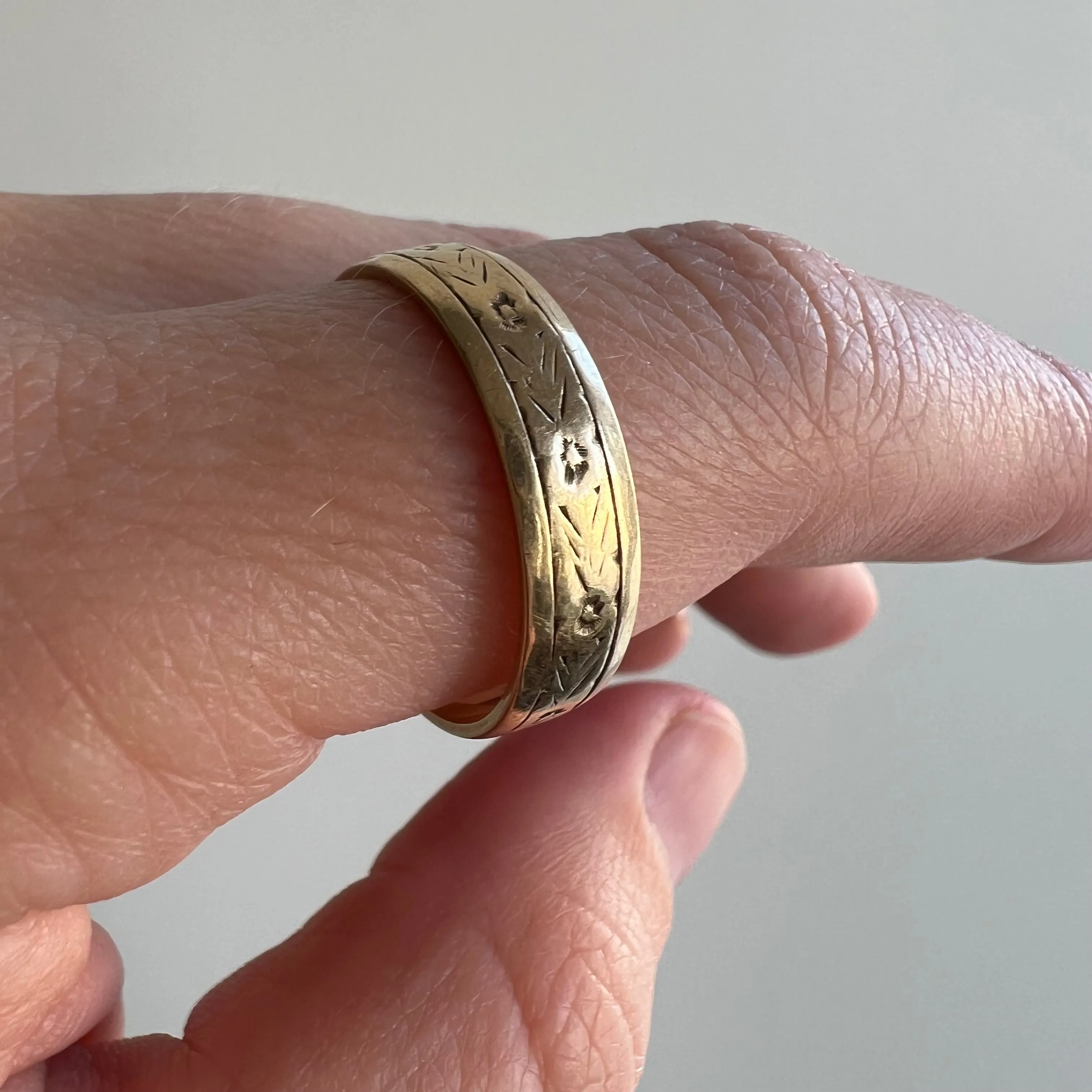 V I N T A G E //  forever forget me nots / 1970s floral eternity band in British 9k yellow gold / size 9.75